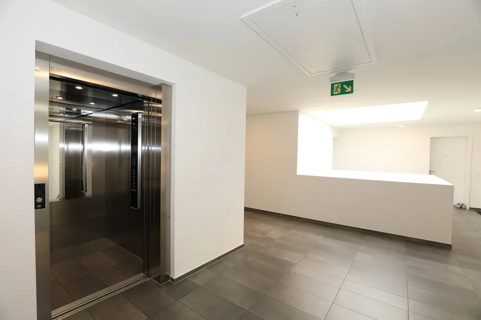 Modernes Appartement im letzten Stock mit offener Aussicht – Foto 20 von 23