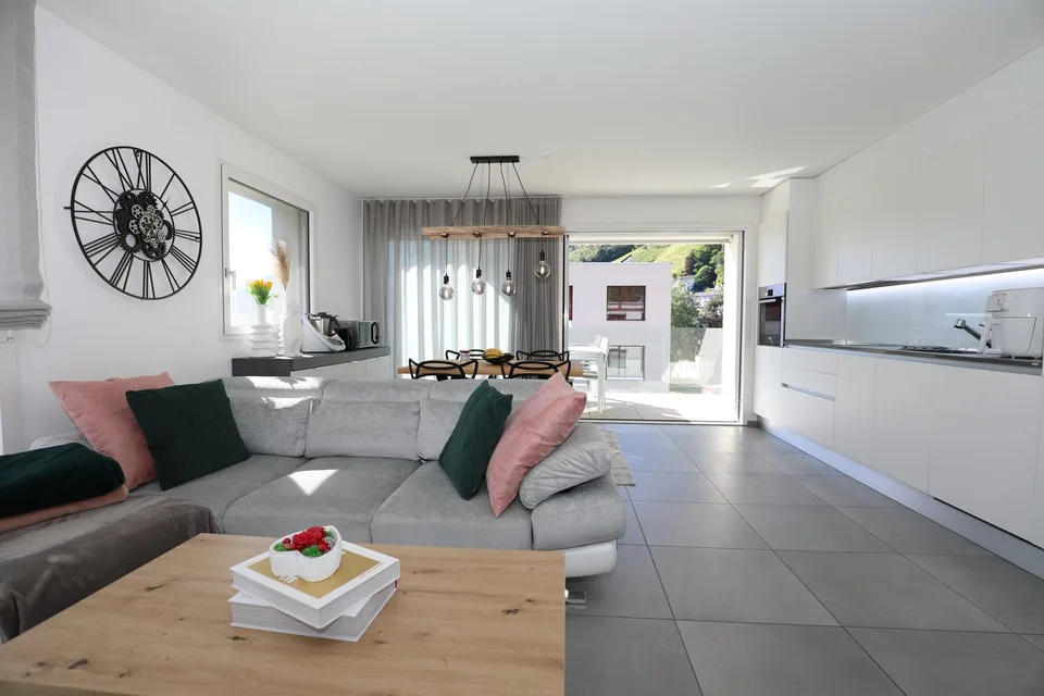Modernes Appartement im letzten Stock mit offener Aussicht – Foto 7 von 23