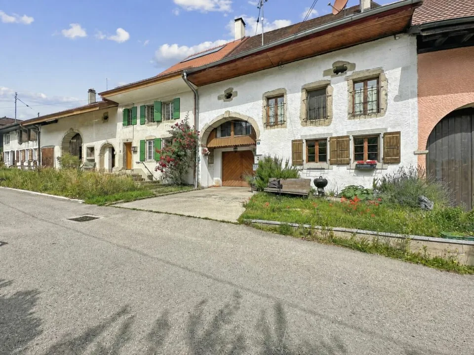 MAISON VILLAGEOISE CONTIGUË DE 2 APPARTEMENTS