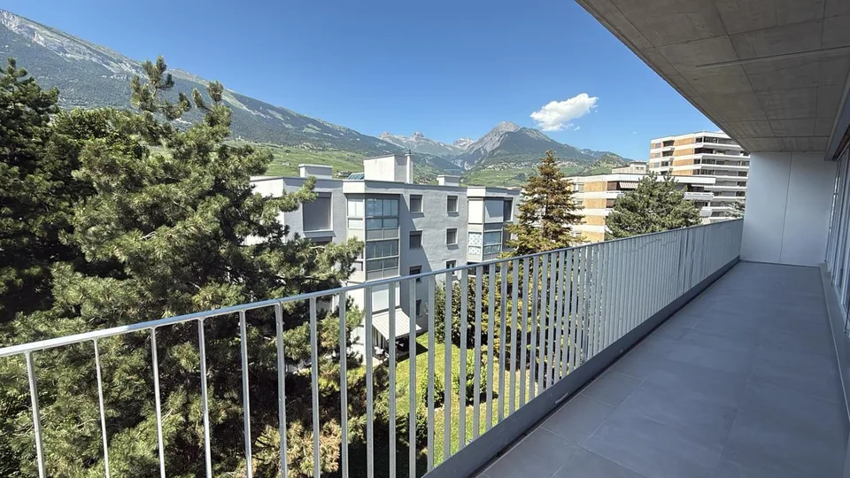 Ampio attico nuovo con grande balcone – foto 8 di 13
