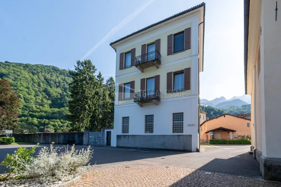 ATTICO CON VISTA LAGO IN ELEGANTE COMPLESSO STORICO
