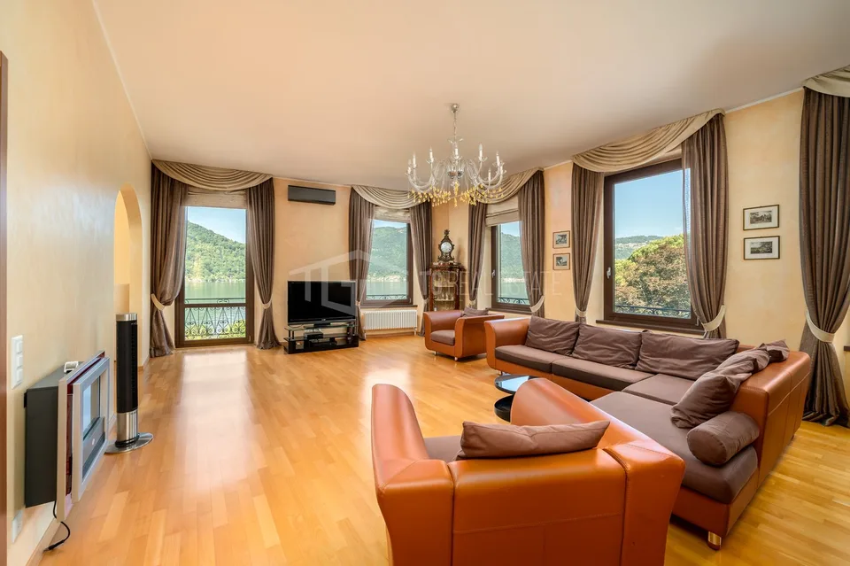 ATTICO CON VISTA LAGO IN ELEGANTE COMPLESSO STORICO