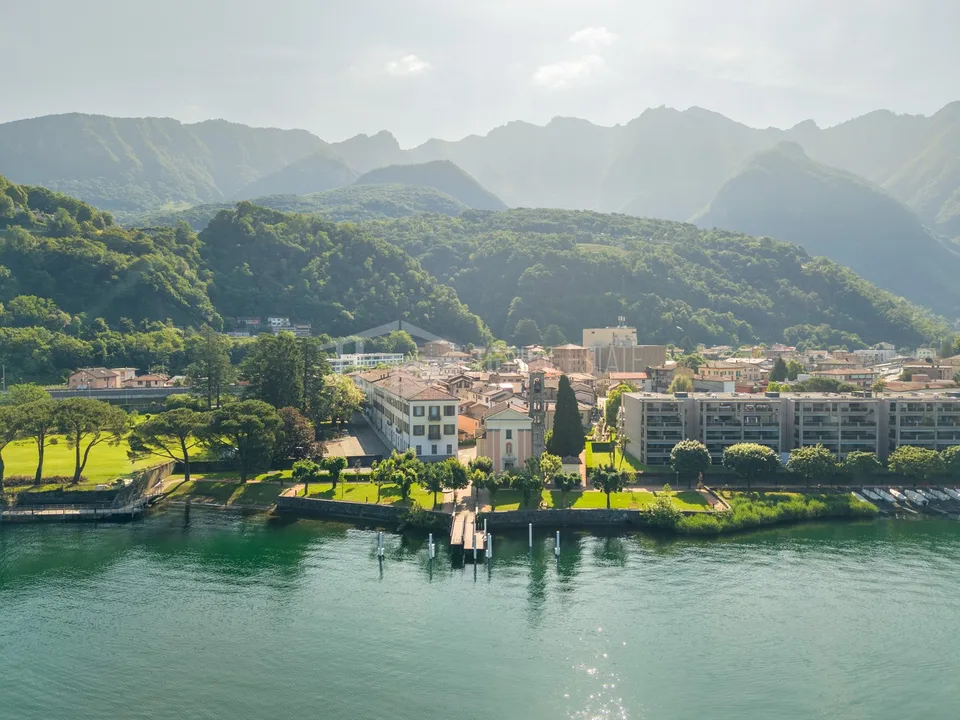 ATTICO CON VISTA LAGO IN ELEGANTE COMPLESSO STORICO