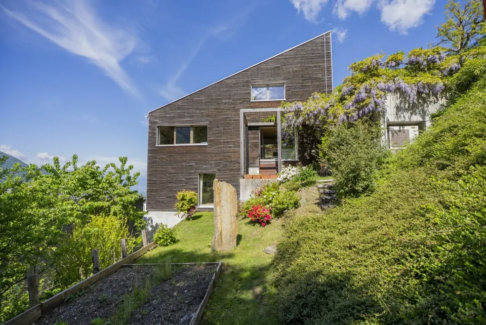 Villa de design dans le vert avec vue à couper le souffle