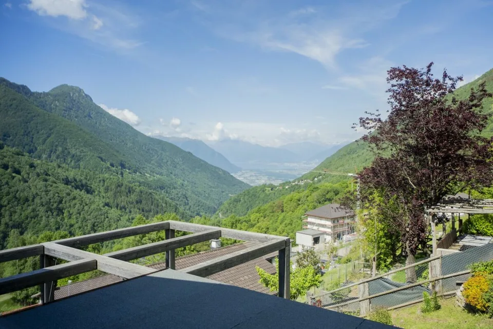 Villa de design dans le vert avec vue à couper le souffle