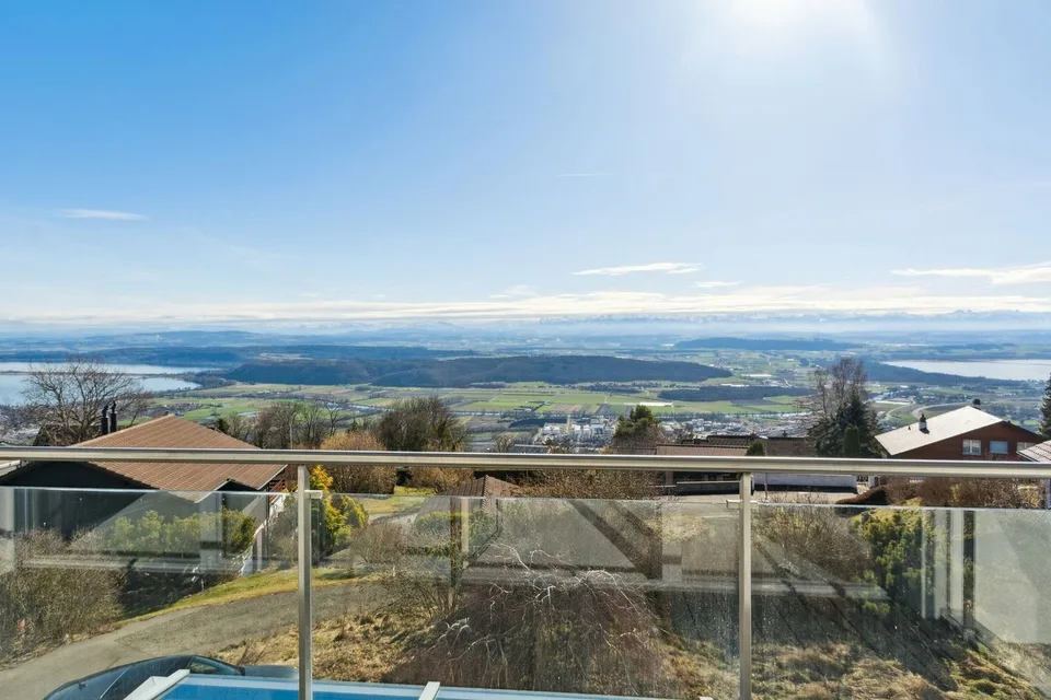 Casa indipendente con 6,5 locali e vista panoramica sui tre laghi