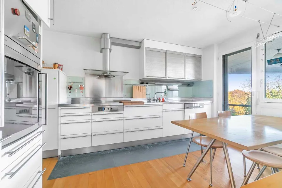 Ampia casa di architetto con appartamento separato e riserva di sfruttamento