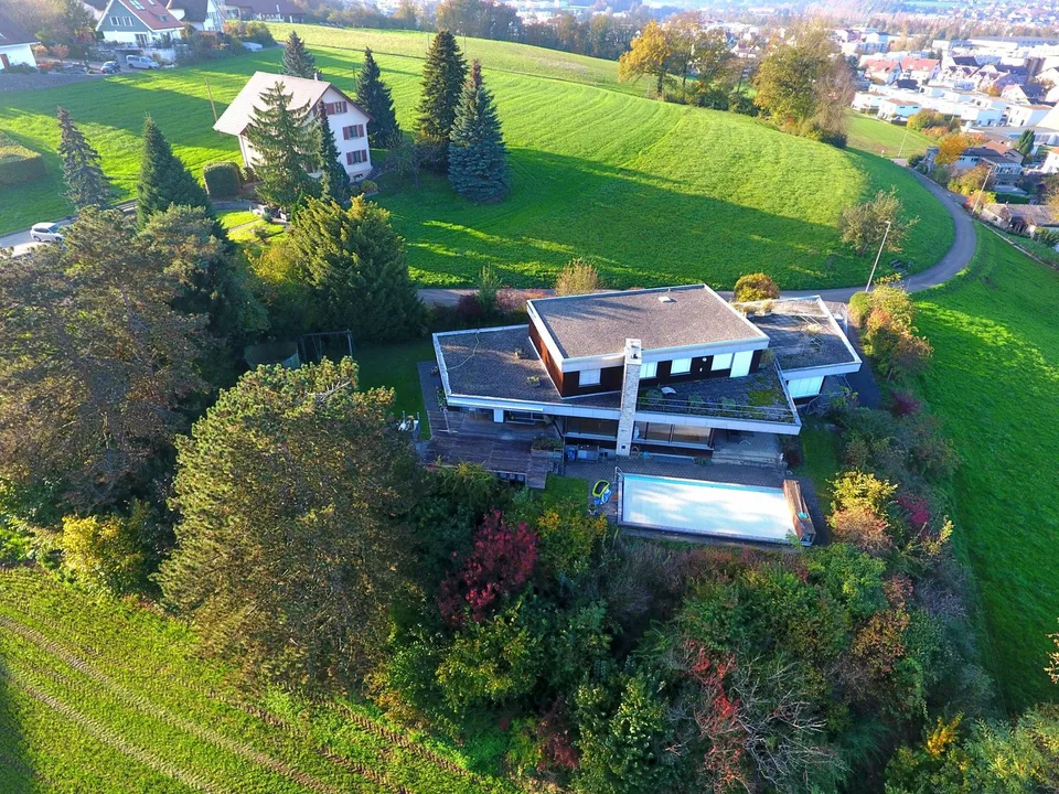 Ampia casa di architetto con appartamento separato e riserva di sfruttamento