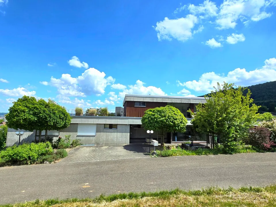 Grosszügiges Architektenhaus mit Einliegerwohnung und Ausnützungsreserve