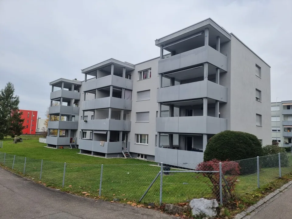 2.5 Zimmerwohnung mit grossem Balkon