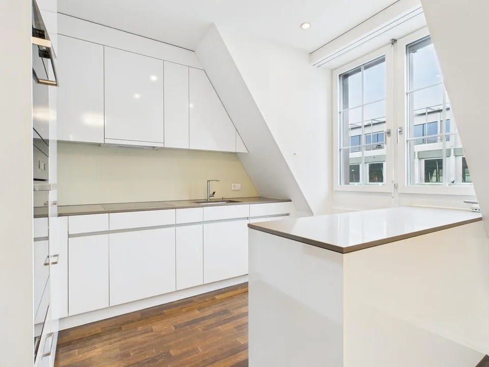 Appartamento mansardato moderno di 3,5 locali a Stampfenbachplatz