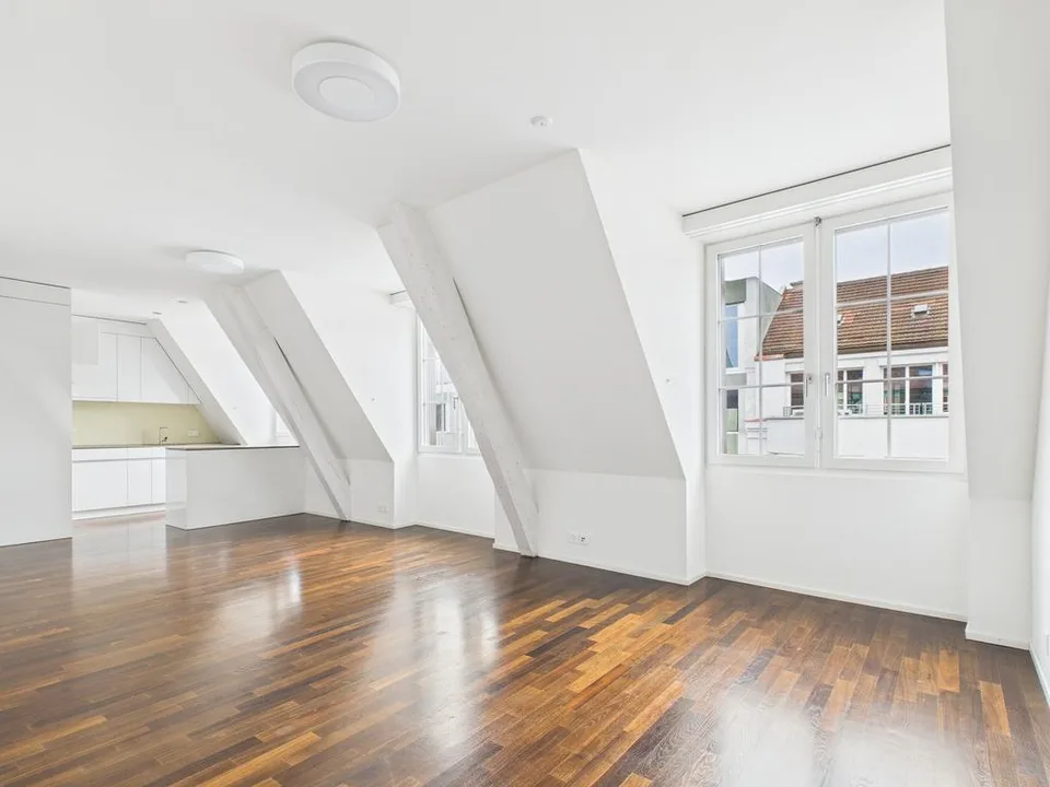 Appartamento mansardato moderno di 3,5 locali a Stampfenbachplatz