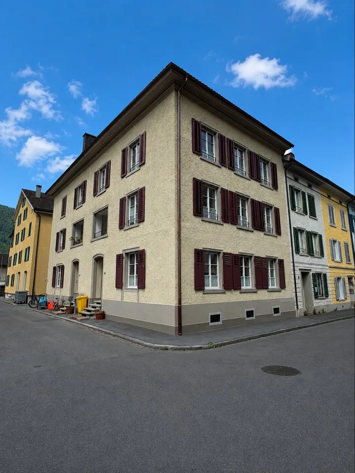 Charmantes 5.5-Zimmer-Reihenhaus an ruhiger - aber zentraler Lage in Ennenda