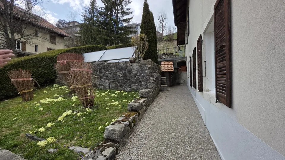 APPARTEMENT MIT PRIVATER TERRASSE UND GARAGE