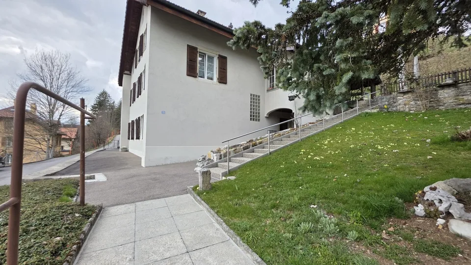APPARTEMENT MIT PRIVATER TERRASSE UND GARAGE