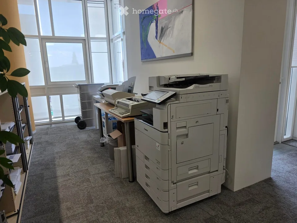 Bureau moderne - avec la reprise de tous les meubles et équipements incl. IT