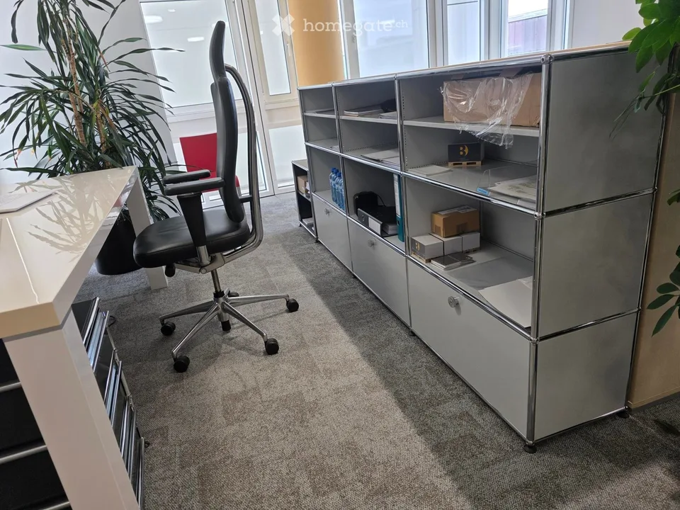 Bureau moderne - avec la reprise de tous les meubles et équipements incl. IT