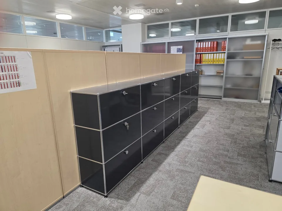 Bureau moderne - avec la reprise de tous les meubles et équipements incl. IT