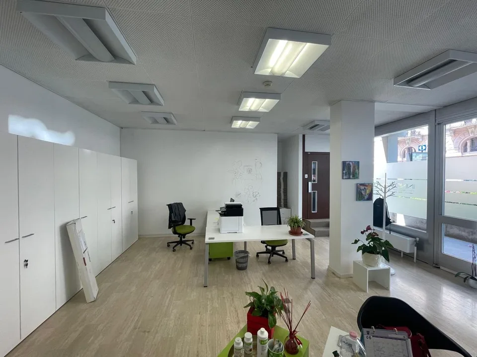 Chiasso - Luminoso Ufficio al Piano Terra con vetrine