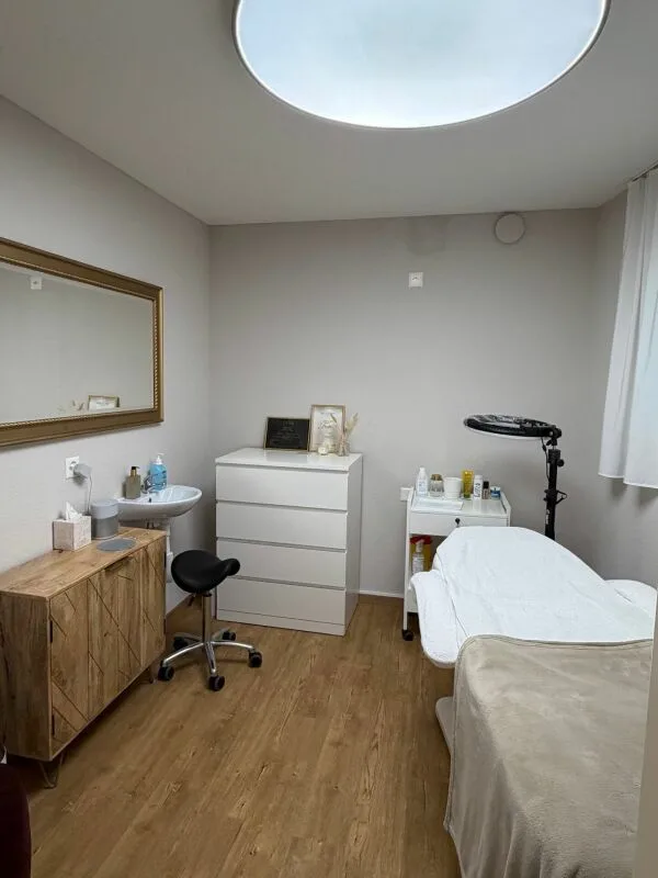 Posizione top Rüti: Spazio rappresentativo per studio di cosmetica, pratica di massaggio o ufficio