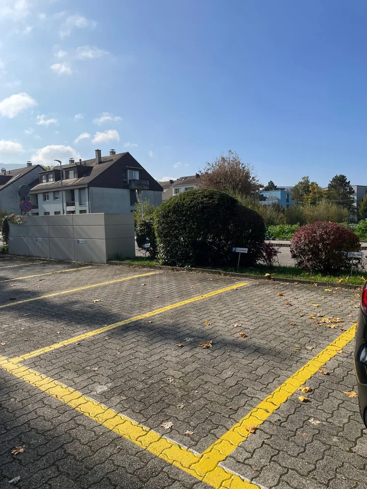 Aussen-Parkplatz zu vermieten