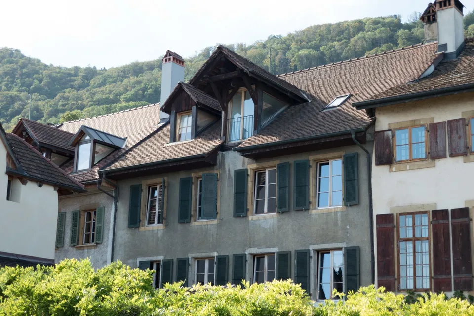 Incantevole appartamento di 3 ½ locali in un edificio storico con vista sul lago e terrazza privata a Ligerz