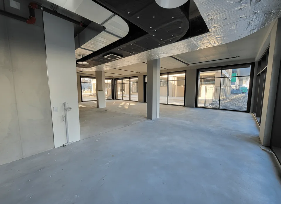 Semi-fitted area of approx. 196 m2