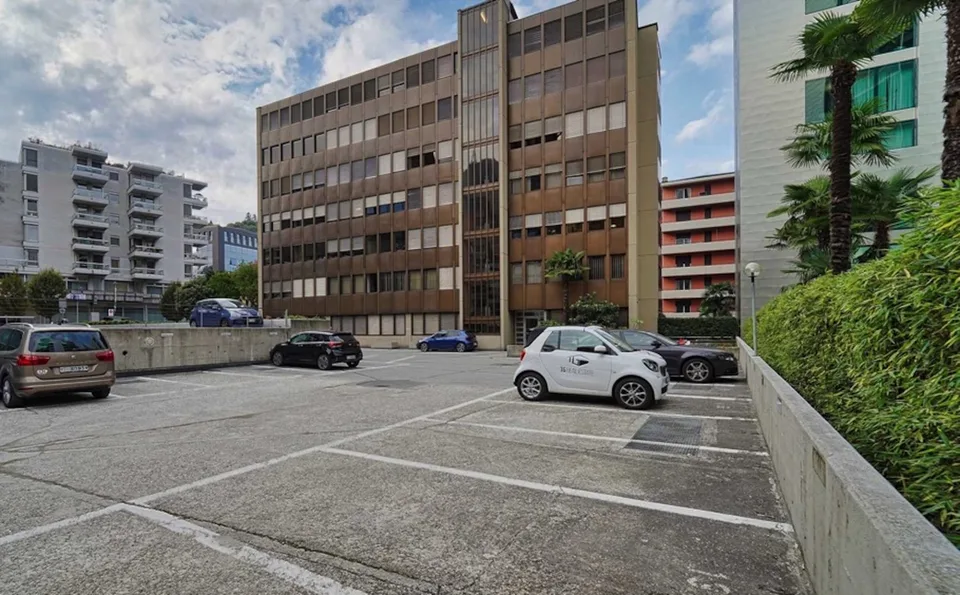 UFFICIO NEL CUORE FINANZIARIO DI PARADISO