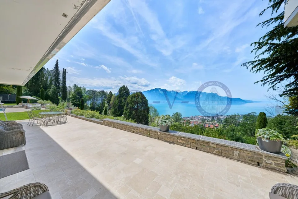 DE PRESTIGE AVEC PISCINE ET VUE PANORAMIQUE - MEUBLEE