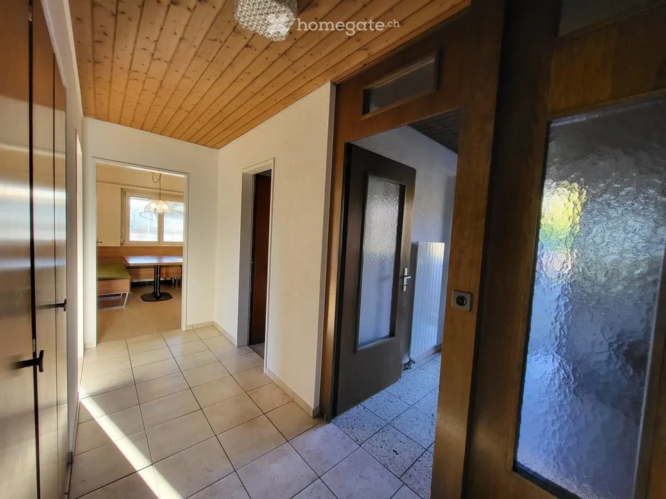 Appartamento giardino 4,5 locali con serra, balcone e garage