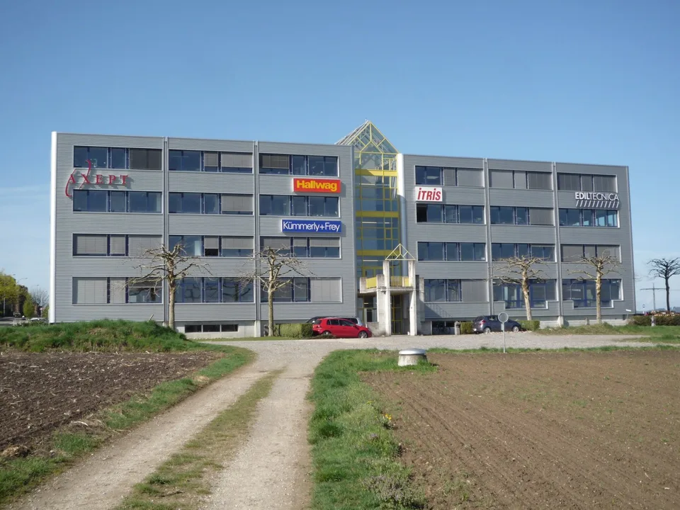 Helle Gewerberäume mit Weitsicht in Urtenen-Schönbühl