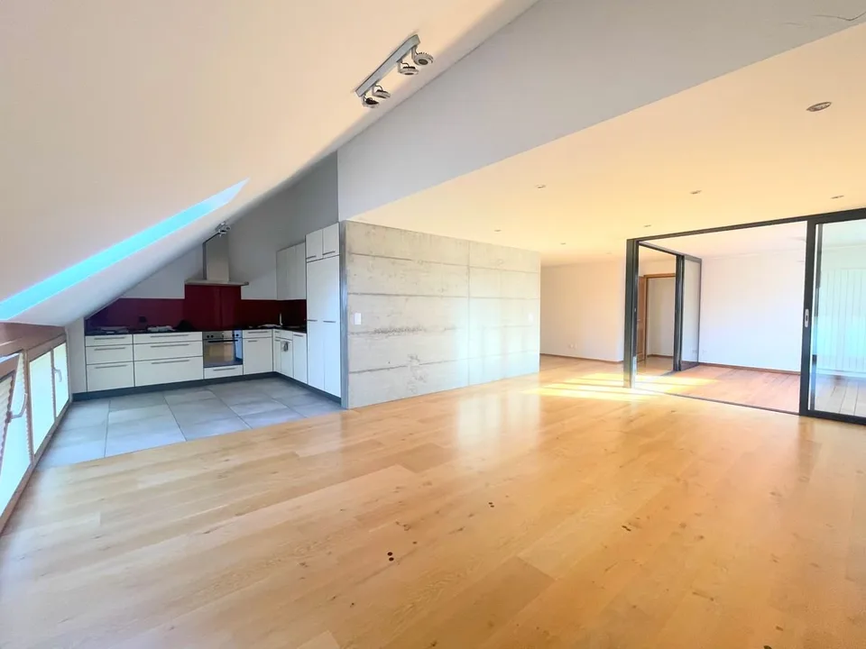 Großzügige 4,5-Zimmer-Wohnung mit 140m2 und Innenloggia!
