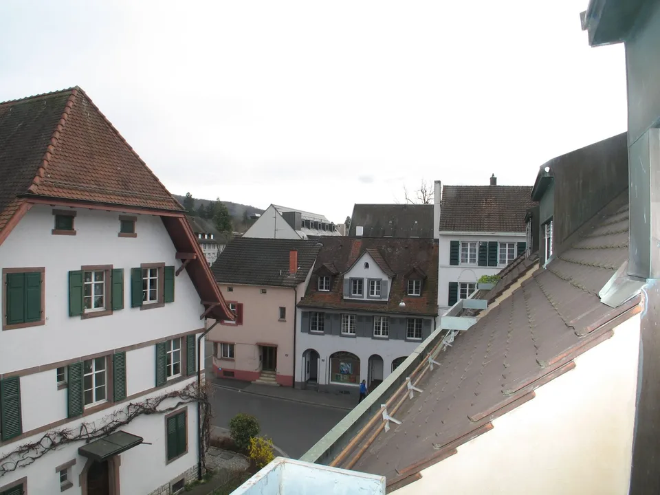 Charmante 3-Zimmer-Dachwohnung mit Galerie im Zentrum von Riehen – Foto 11 von 12