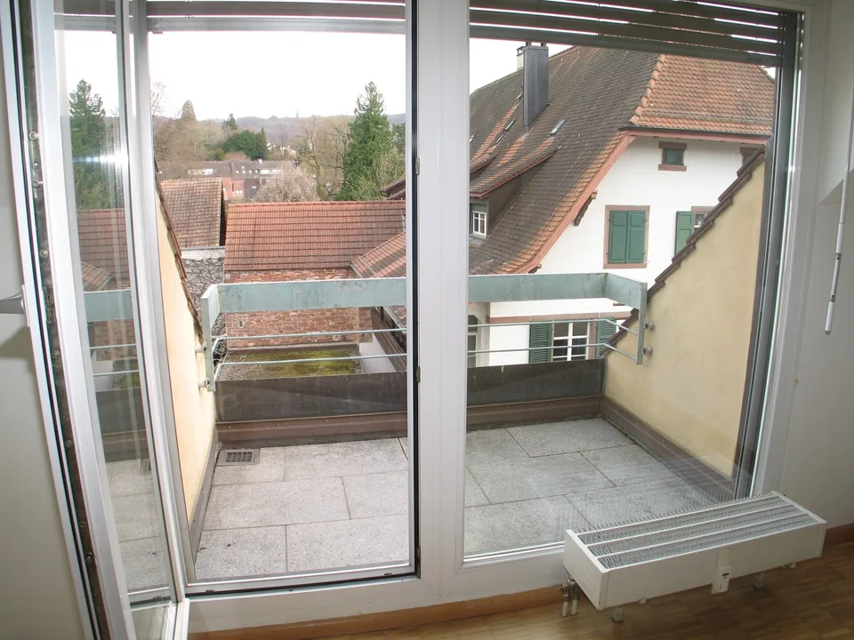 Charmante 3-Zimmer-Dachwohnung mit Galerie im Zentrum von Riehen – Foto 10 von 12