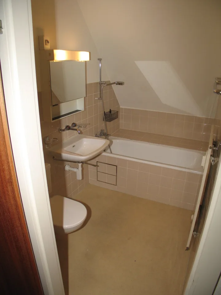 Charmant appartement de 3 pièces en mansarde avec galerie au centre de Riehen