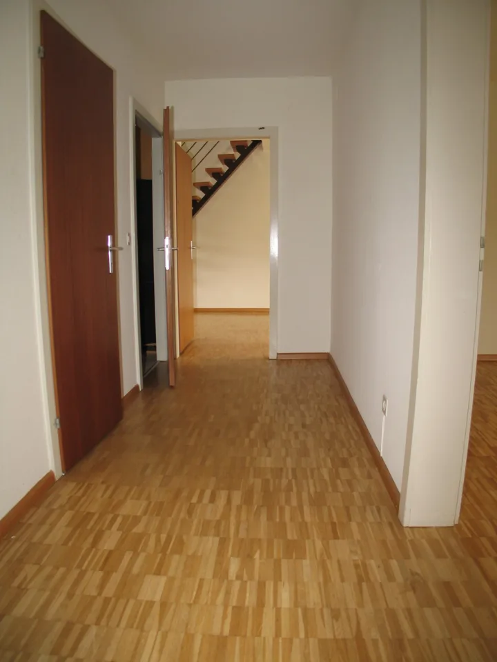 Charmant appartement de 3 pièces en mansarde avec galerie au centre de Riehen