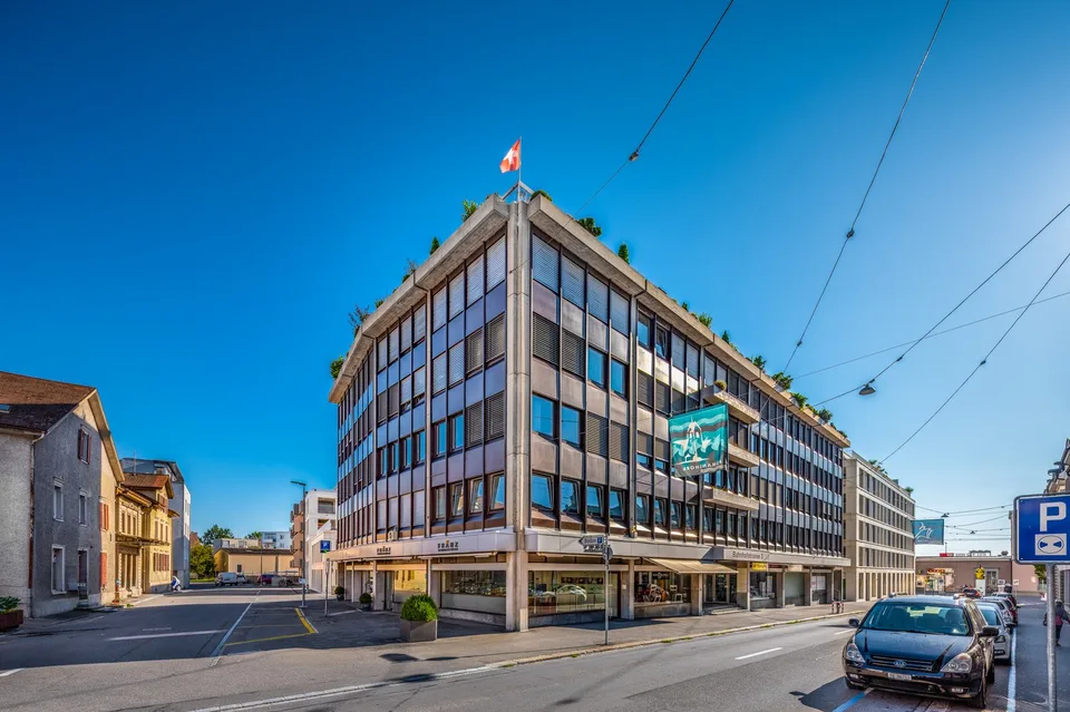 Spazi commerciali moderni sulla Bahnhofstrasse a Romanshorn