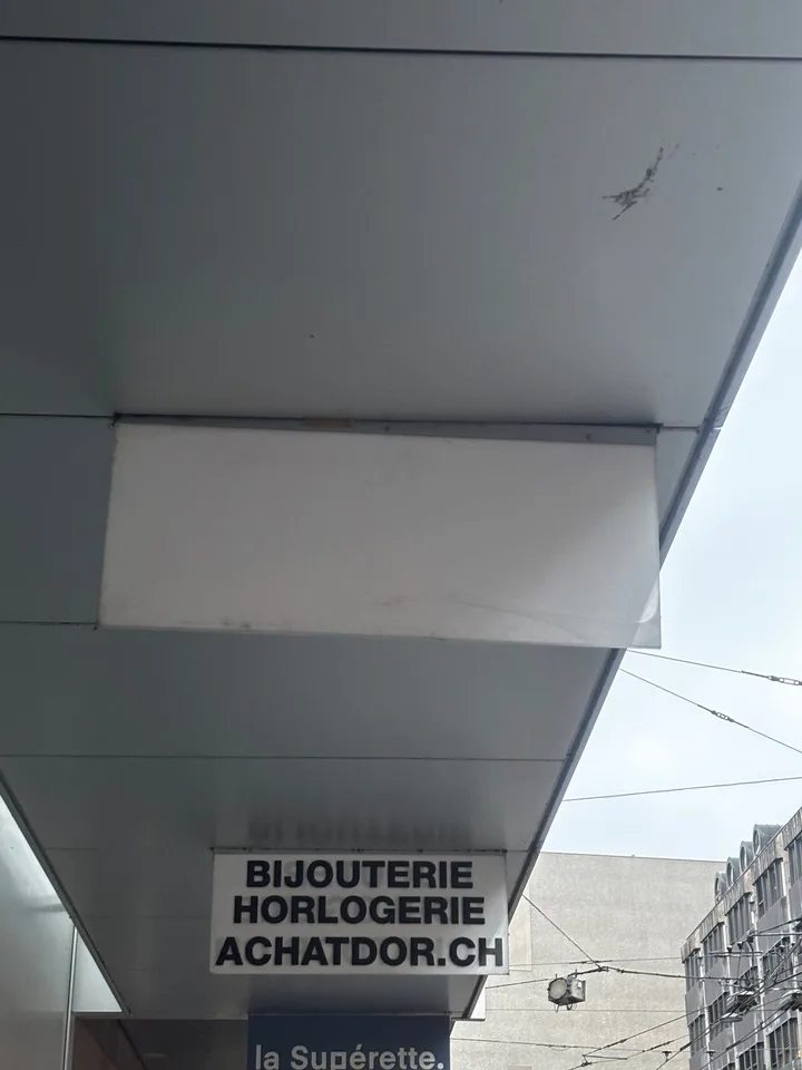 Enseigne lumineuse à louer au centre-ville