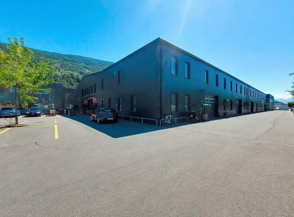 Sion, à louer 2 locaux de 297.60 m2 chacun dans un bâtiment industriel entièrement rénové.