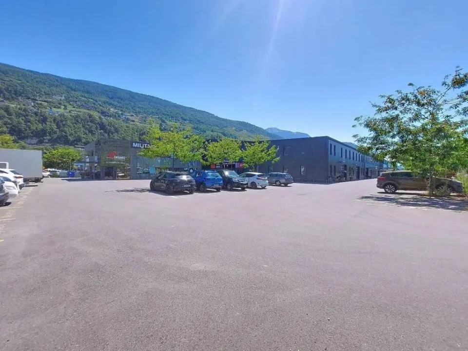 Sion, 2 Gewerberäume à 297,60 m2 in einem vollständig renovierten Industriegebäude zu vermieten