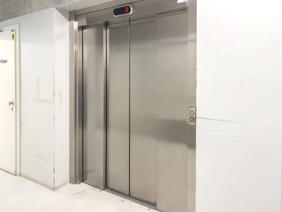 Großzügige Werkstattflächen ab 150m2 zur Miete in Plan-les-Ouates
