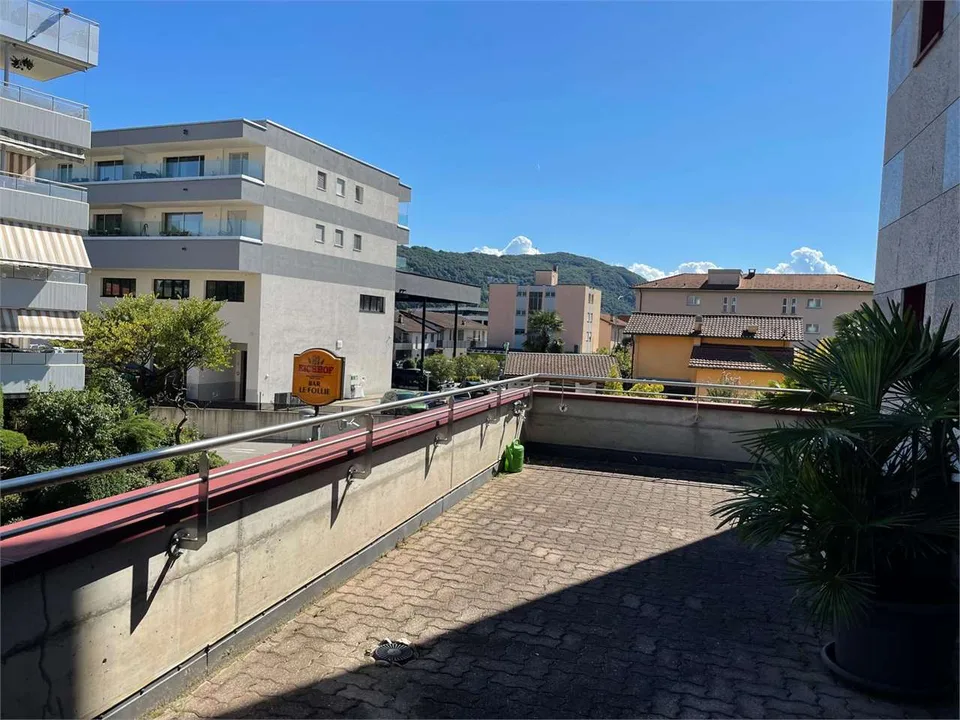 Büro mit 3 Räumen in Agno mit großer Terrasse zu vermieten