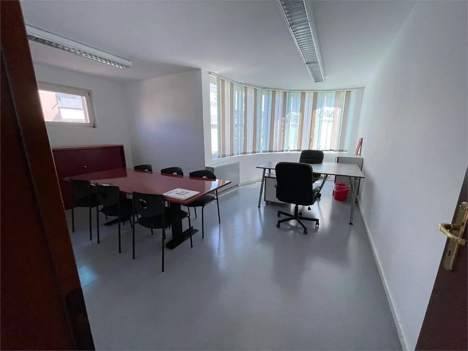 Büro mit 3 Räumen in Agno mit großer Terrasse zu vermieten