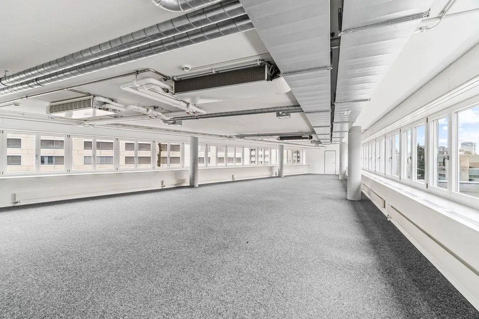 Office space on its own floor – photo 7 of 7