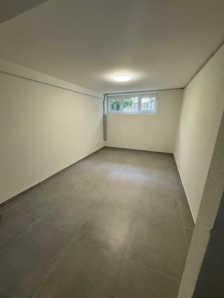 Pièce de loisirs avec entrée privée et WC + lavabo