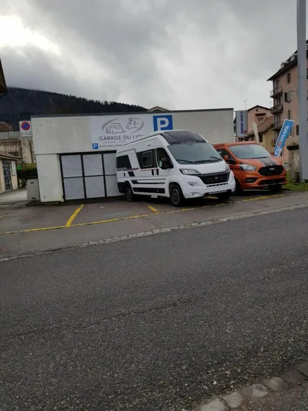 6 Parkplätze an Shell Station Tavannes zu vermieten / 6 places de parkings à louer