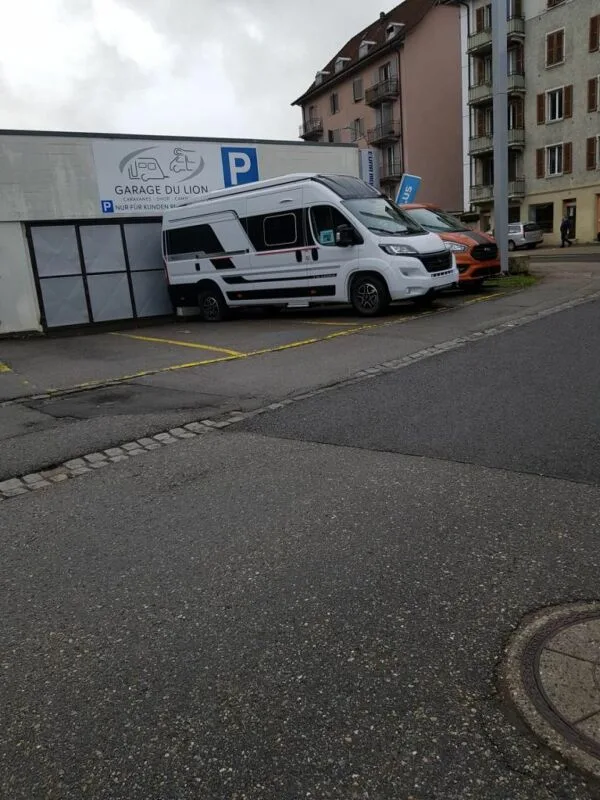 6 Parkplätze an Shell Station Tavannes zu vermieten / 6 places de parkings à louer