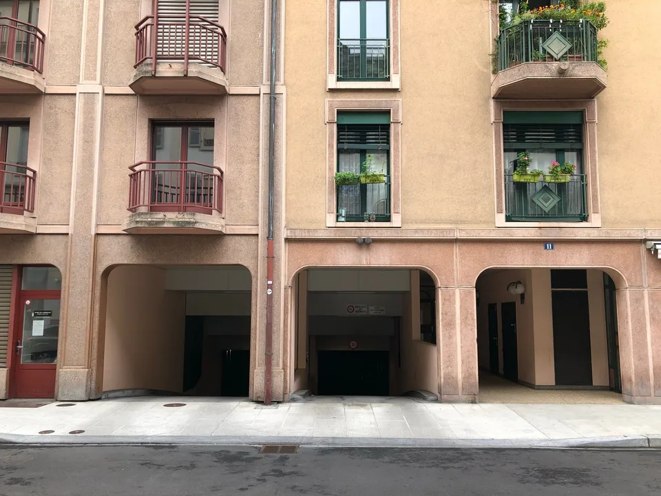 Parking intérieur situé au 2ème sous-sol.
