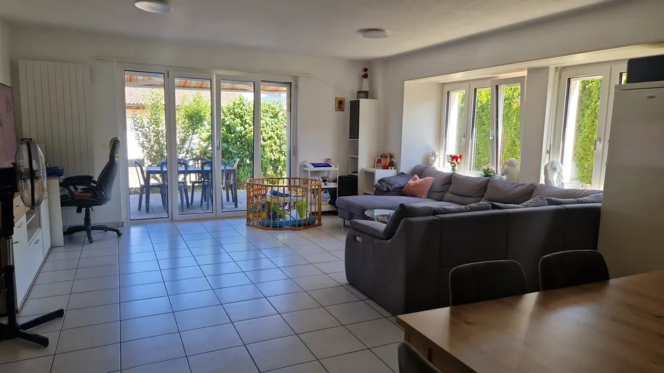 Ampio appartamento di 4 1/2 locali al piano terra con terrazza privata