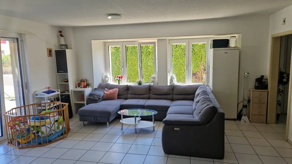 Ampio appartamento di 4 1/2 locali al piano terra con terrazza privata